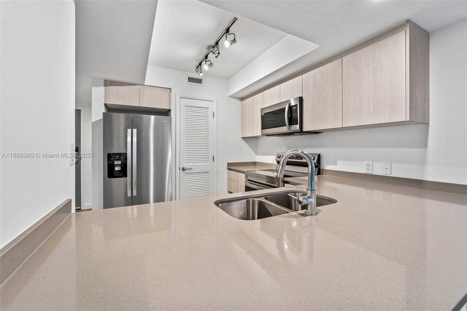 Small Image of 1500 BAY RD #M-0727, Miami Beach Number 4
