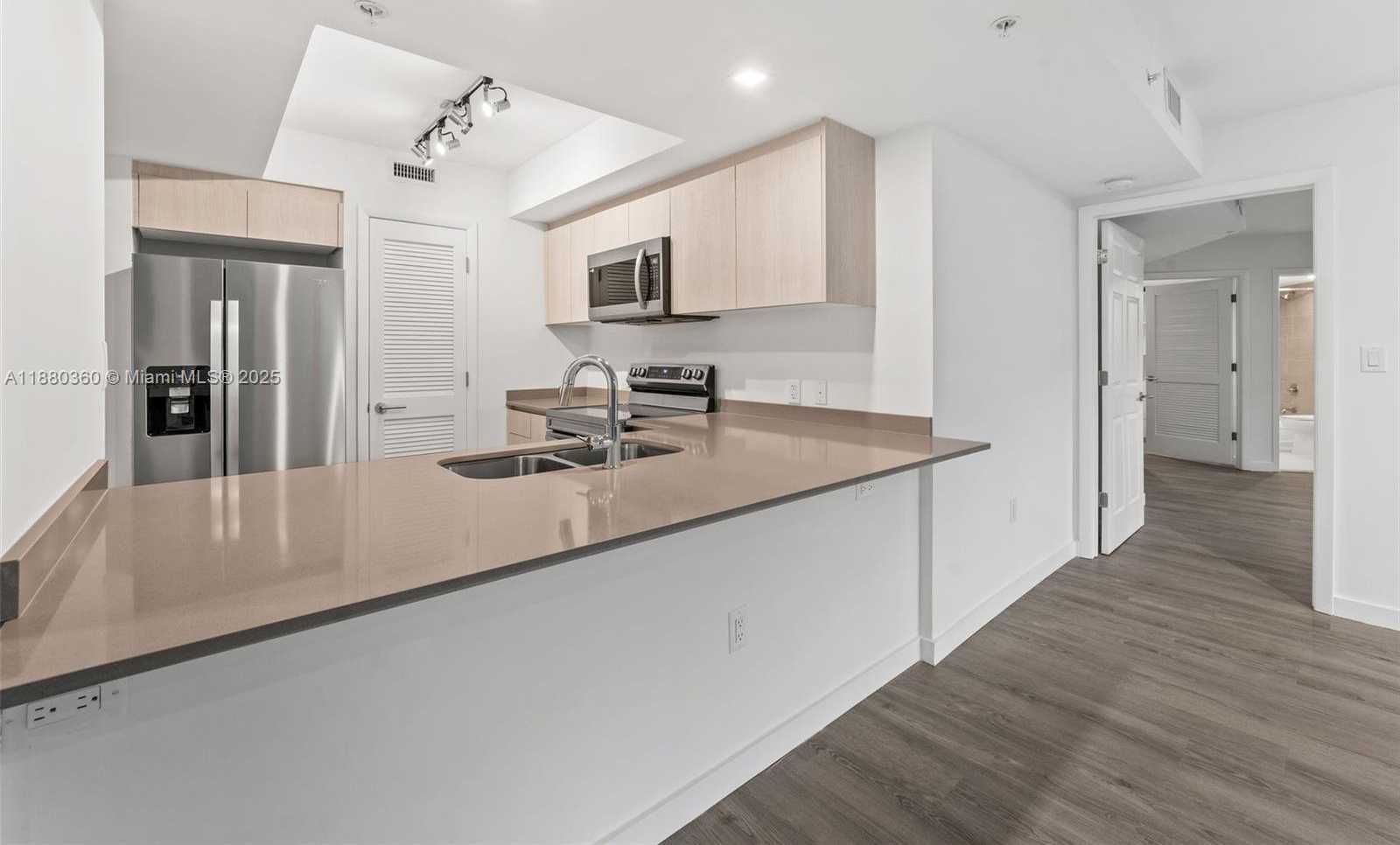 Small Image of 1500 BAY RD #M-0727, Miami Beach Number 5