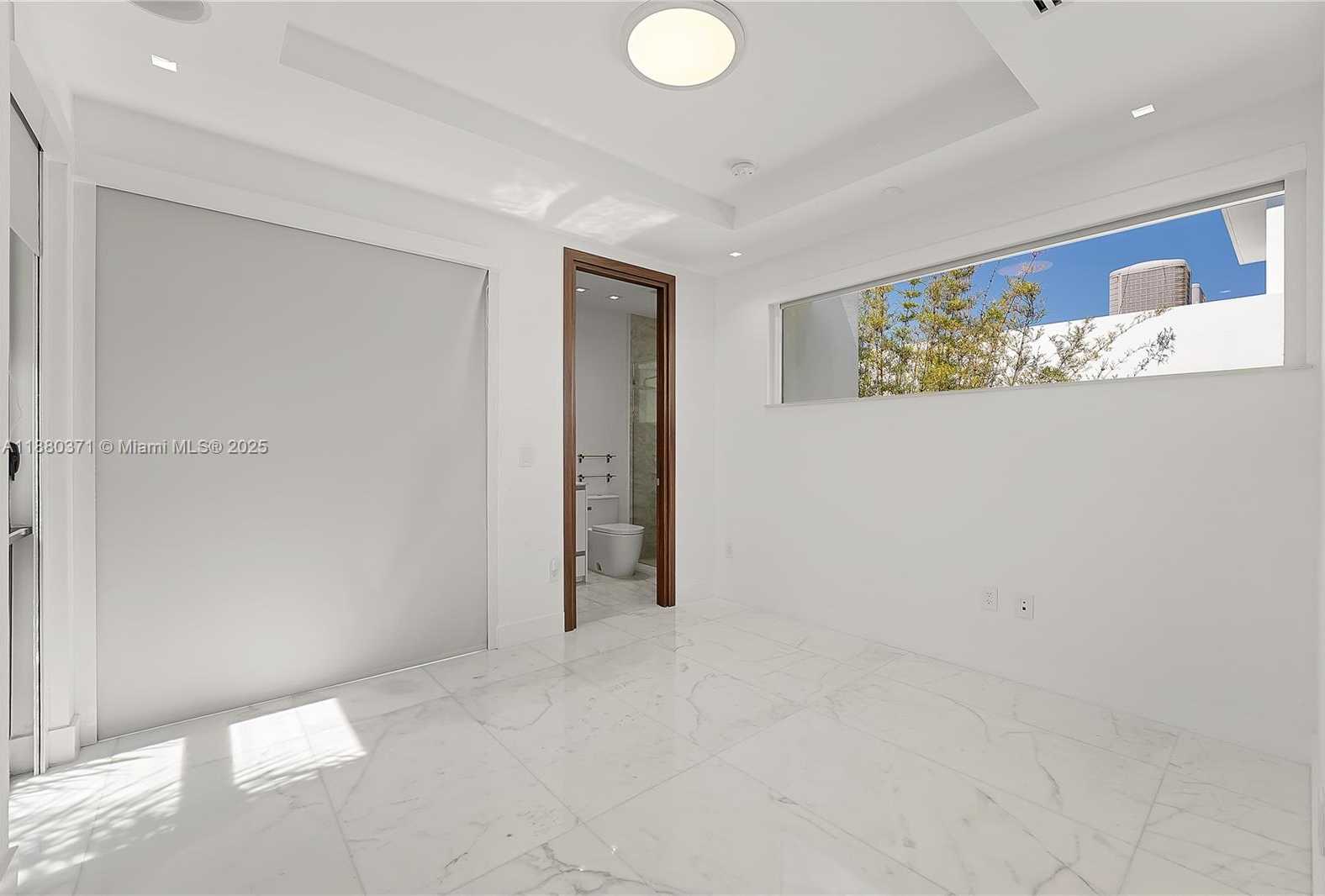 Small Image of 1311 STILLWATER DR, Miami Beach Number 14