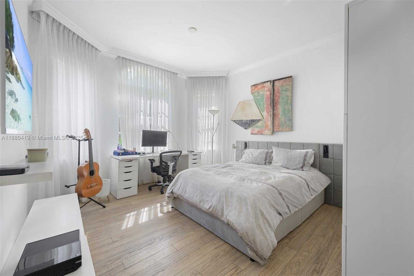 Small Image of 19460 39TH CT #19460, Sunny Isles Beach Number 11