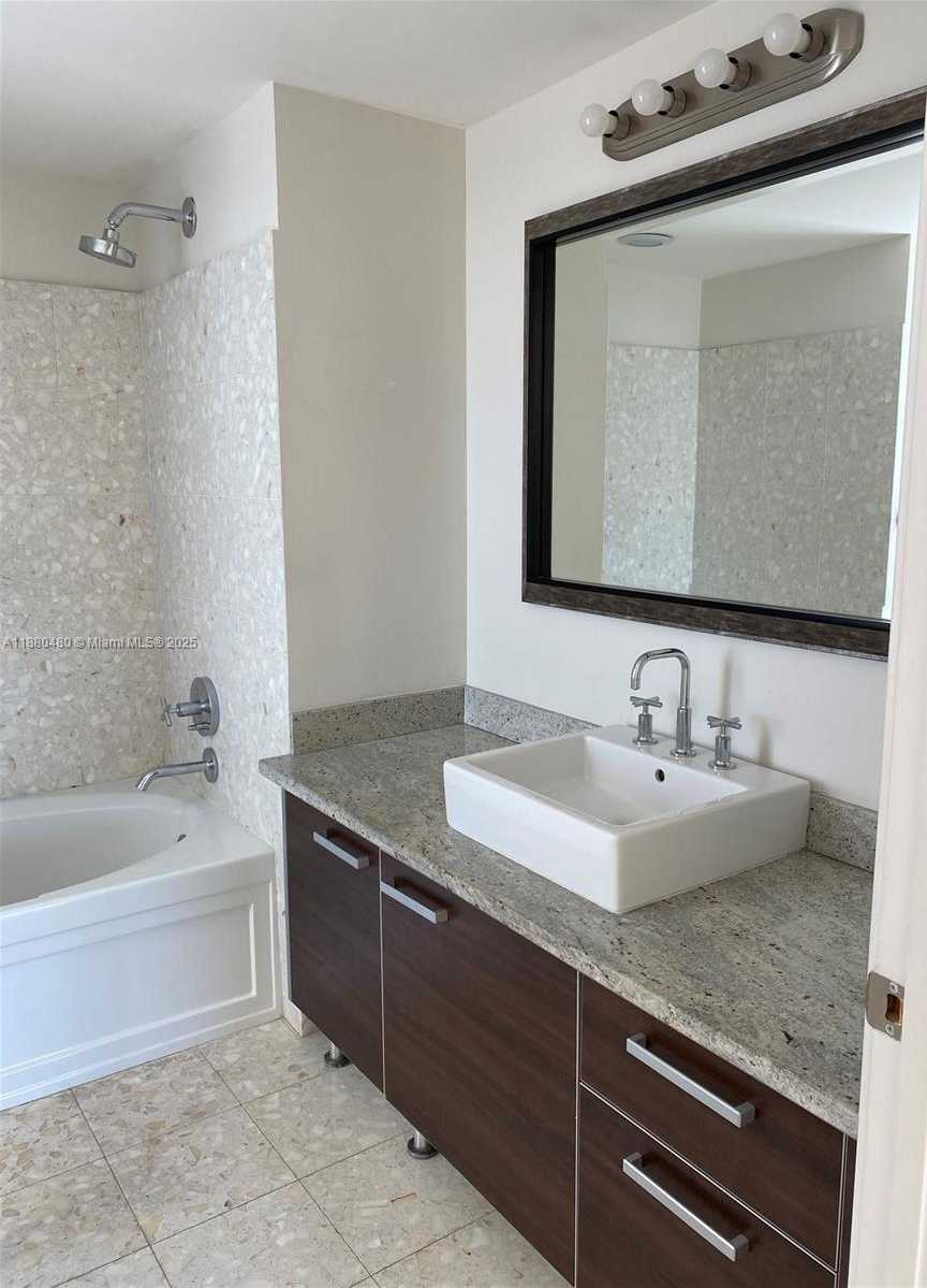 Small Image of 185 SOUTH WEST 7 ST #3902, Miami Number 7