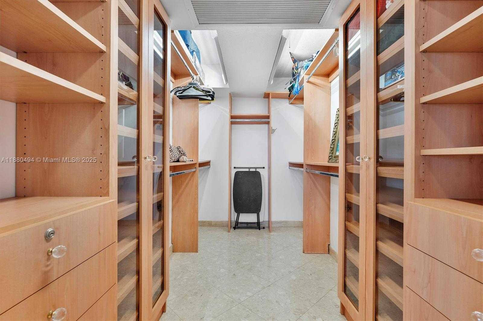 Small Image of 5555 COLLINS AVE #10K, Miami Beach Number 12