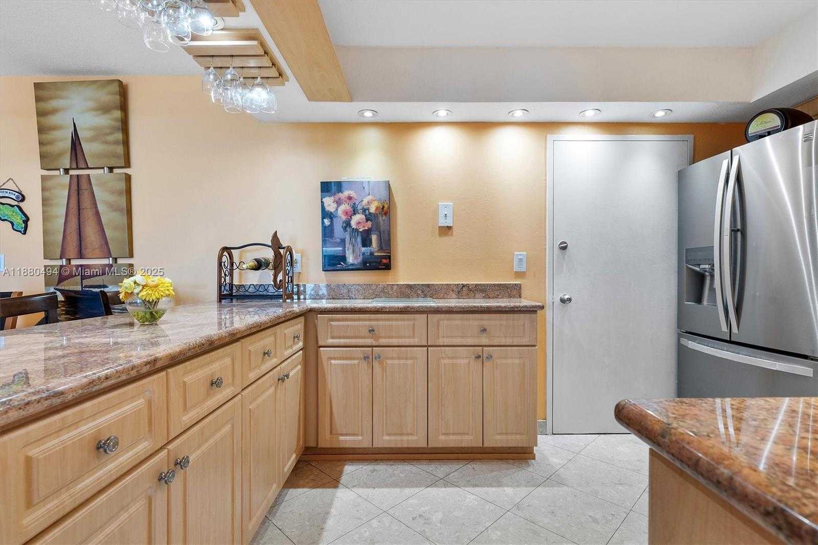 Small Image of 5555 COLLINS AVE #10K, Miami Beach Number 4