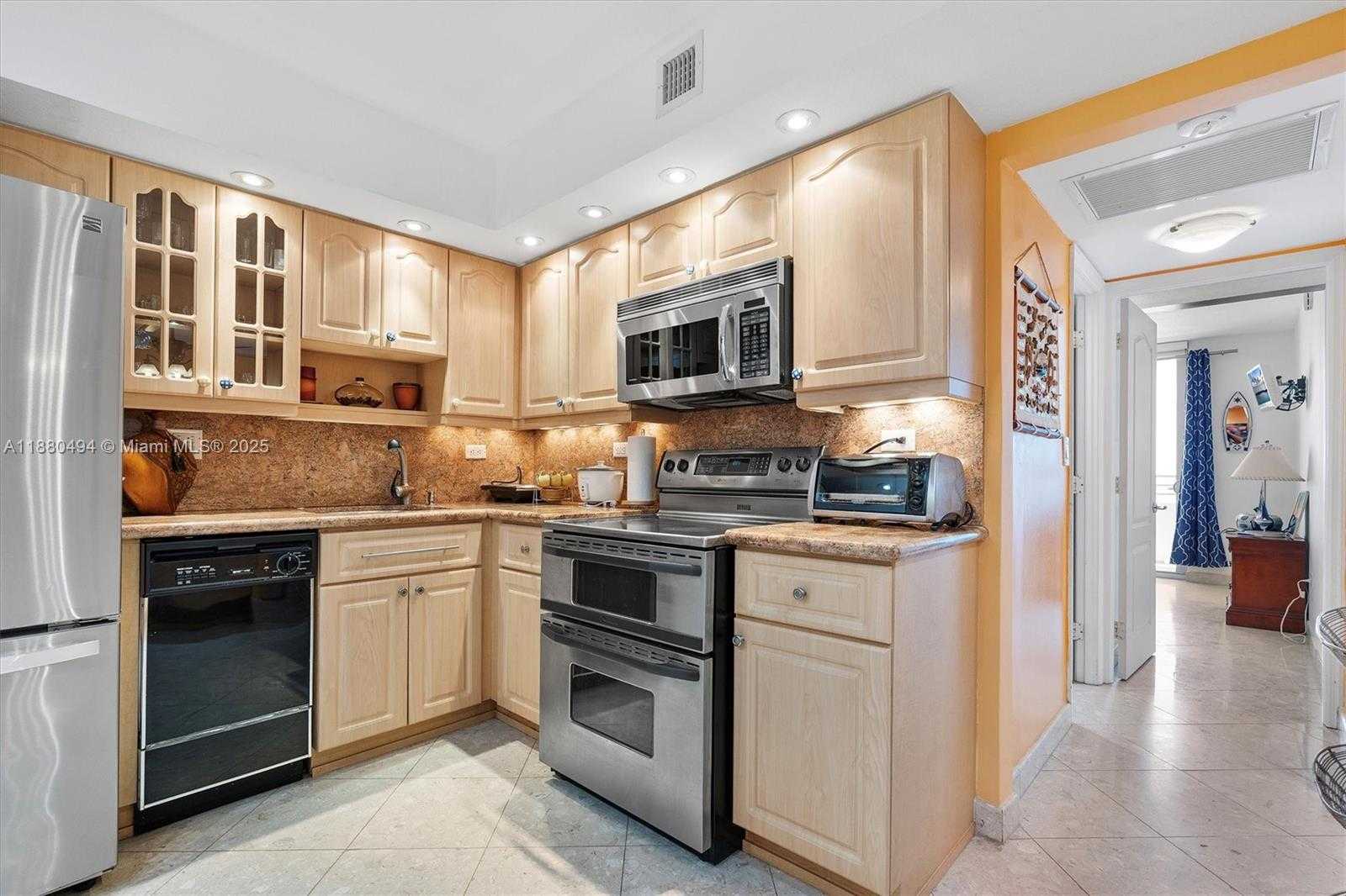 Small Image of 5555 COLLINS AVE #10K, Miami Beach Number 6
