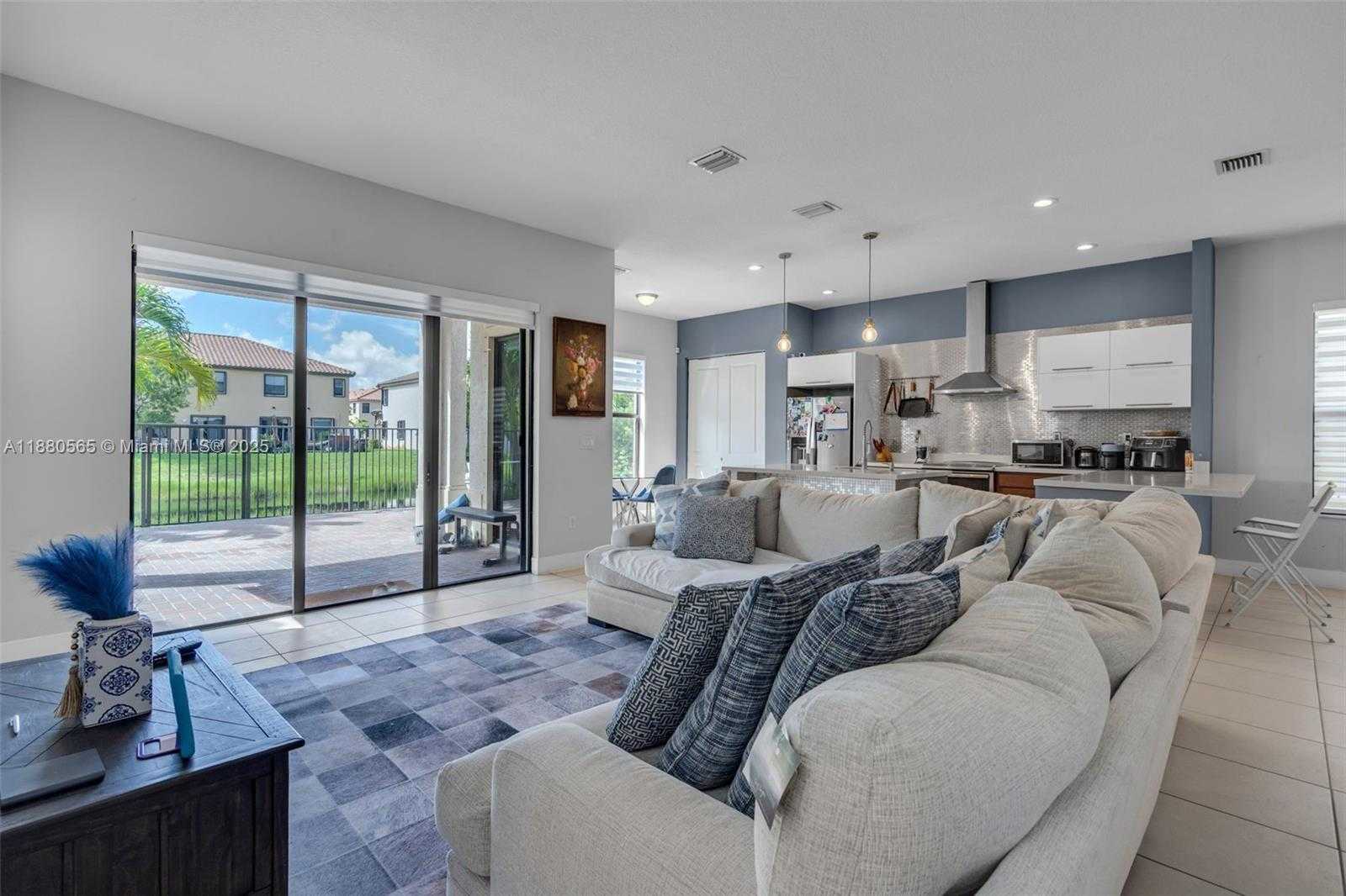 Small Image of 3332 WEST 95TH TER #3332, Hialeah Number 7