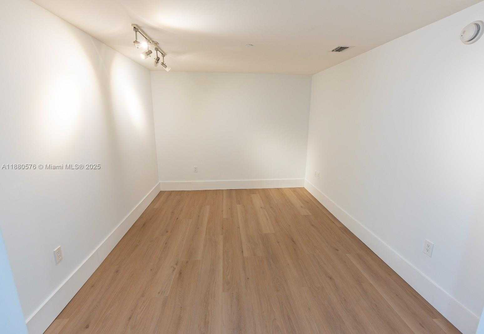 Small Image of 495 BRICKELL AVE #2102, Miami Number 16