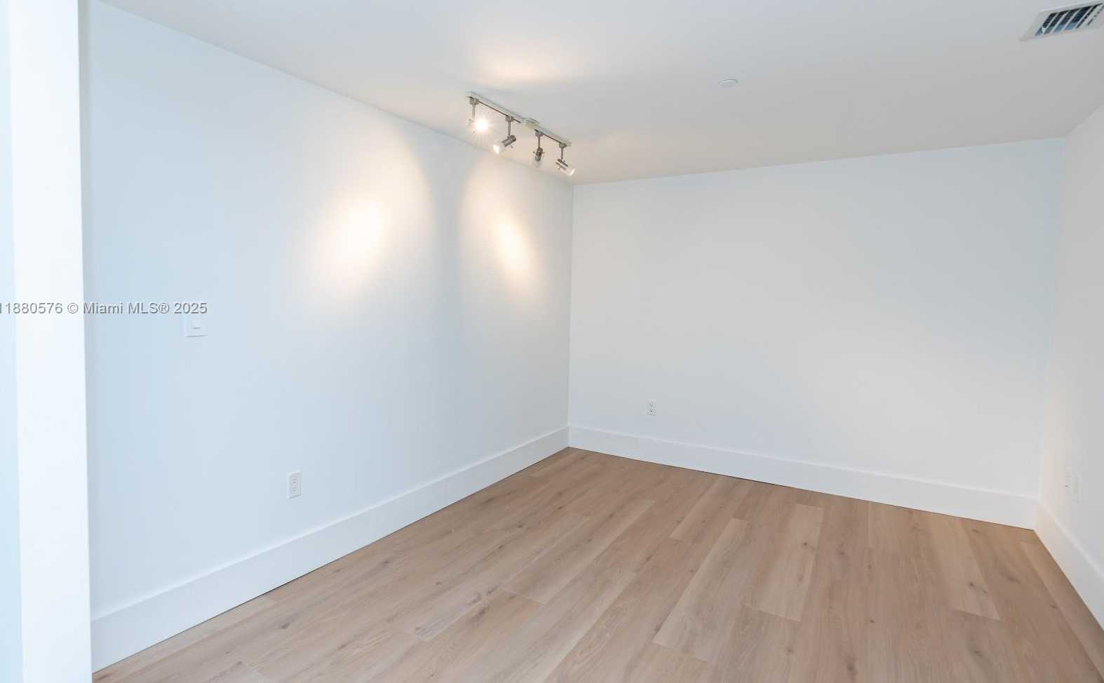 Small Image of 495 BRICKELL AVE #2102, Miami Number 54