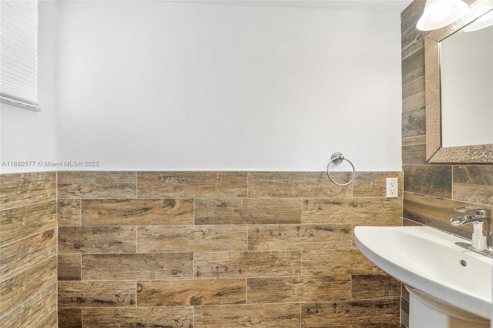 Small Image of 235 ANTILLA AVE #7, Coral Gables Number 5