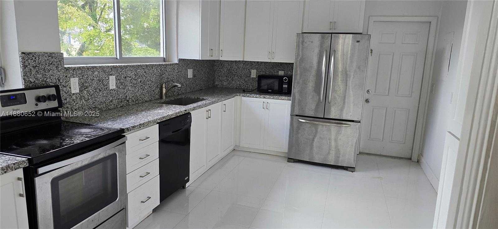 Small Image of 3915 PONCE DE LEON BLVD, Coral Gables Number 26