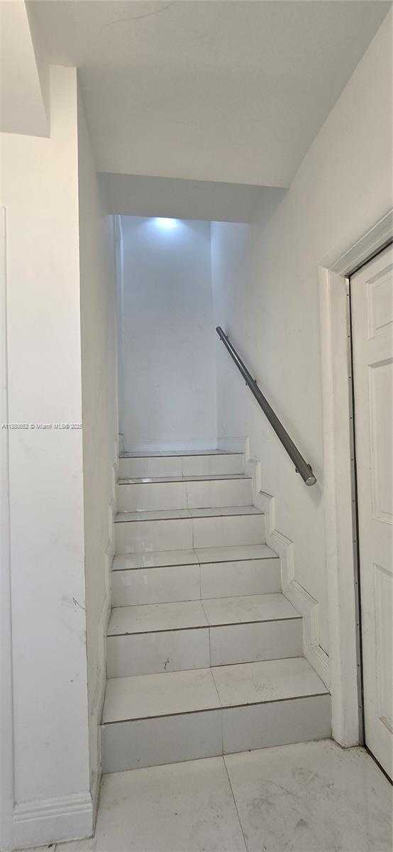 Small Image of 3915 PONCE DE LEON BLVD, Coral Gables Number 4