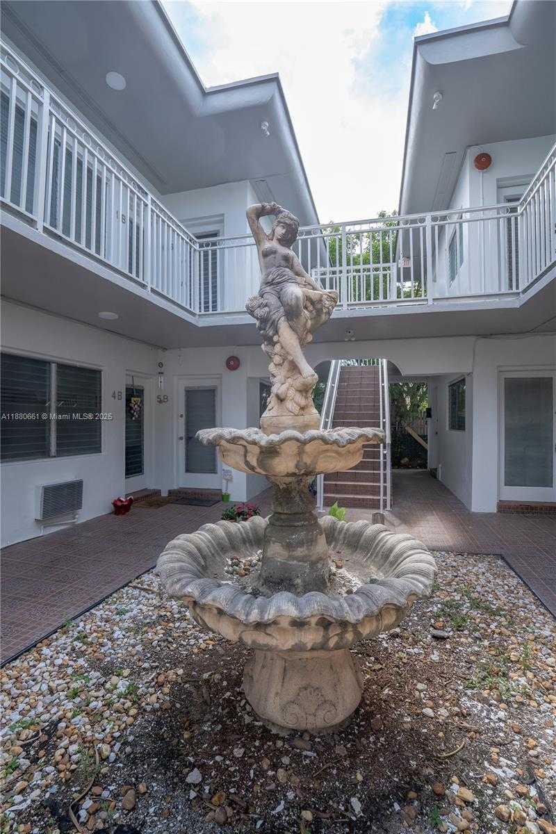 Small Image of 7640 CARLYLE AVE #5A, Miami Beach Number 12