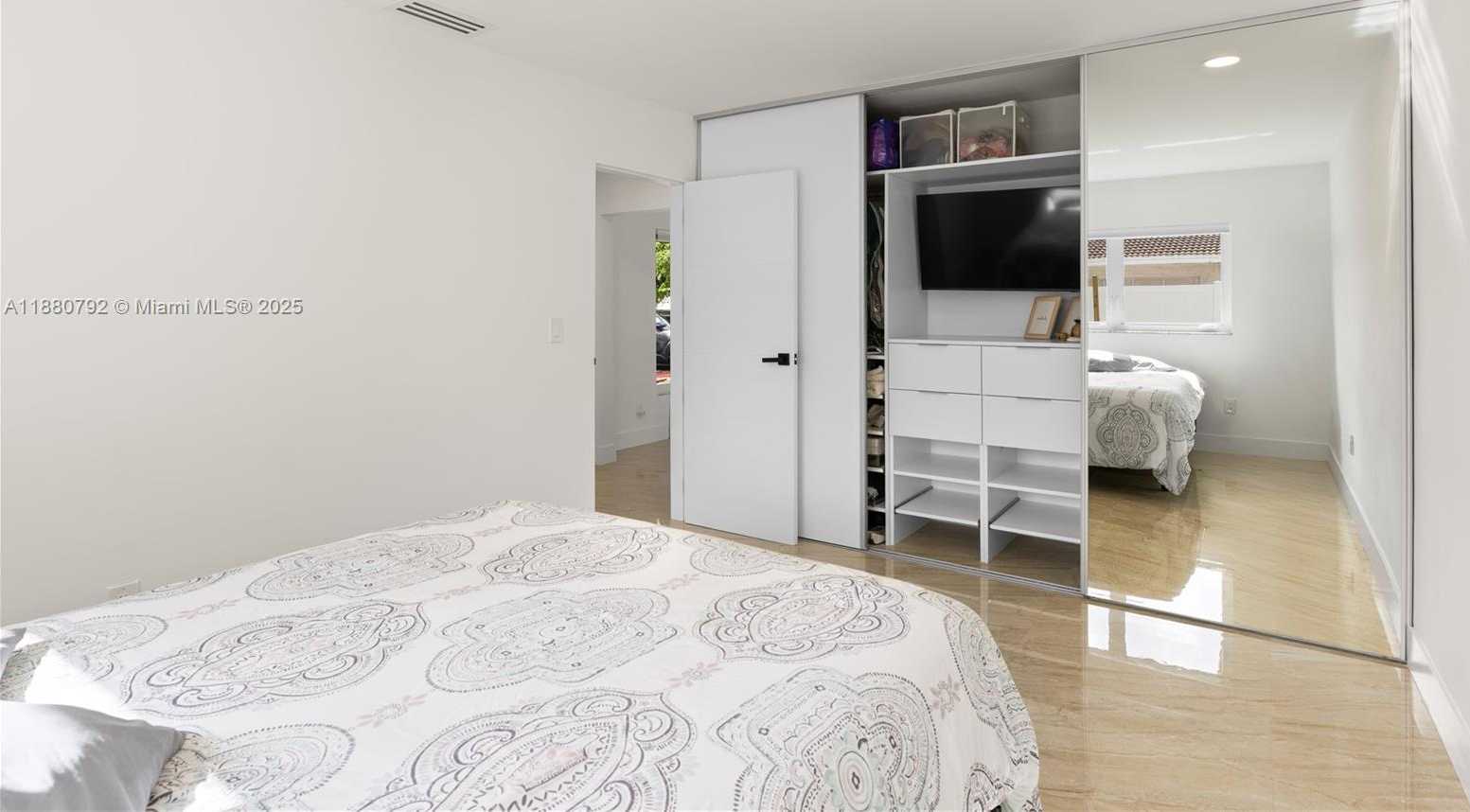 Small Image of 6895 PINEHURST DR, Hialeah Number 11