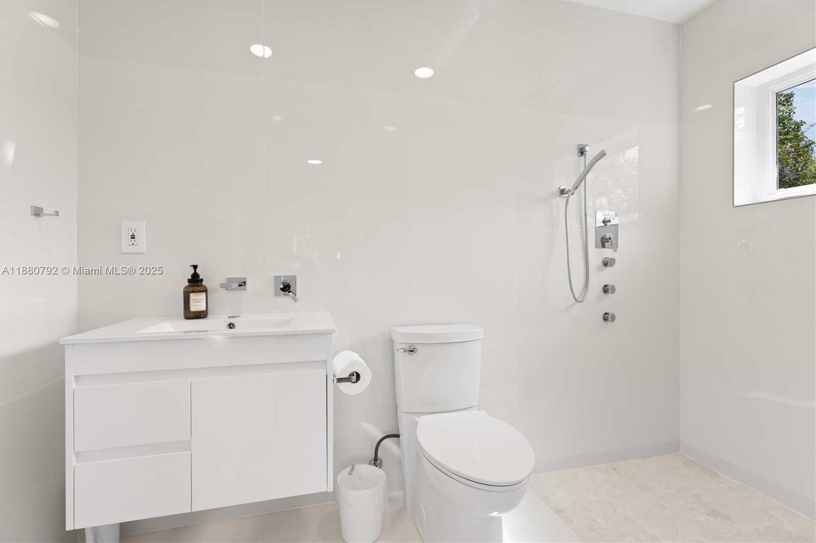 Small Image of 6895 PINEHURST DR, Hialeah Number 12