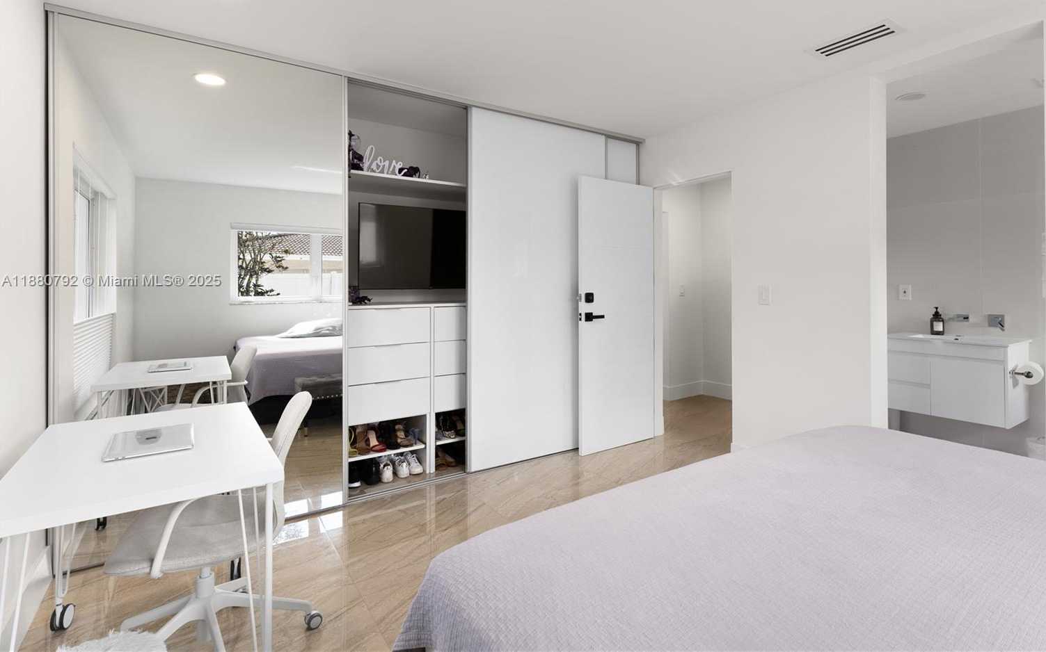 Small Image of 6895 PINEHURST DR, Hialeah Number 13