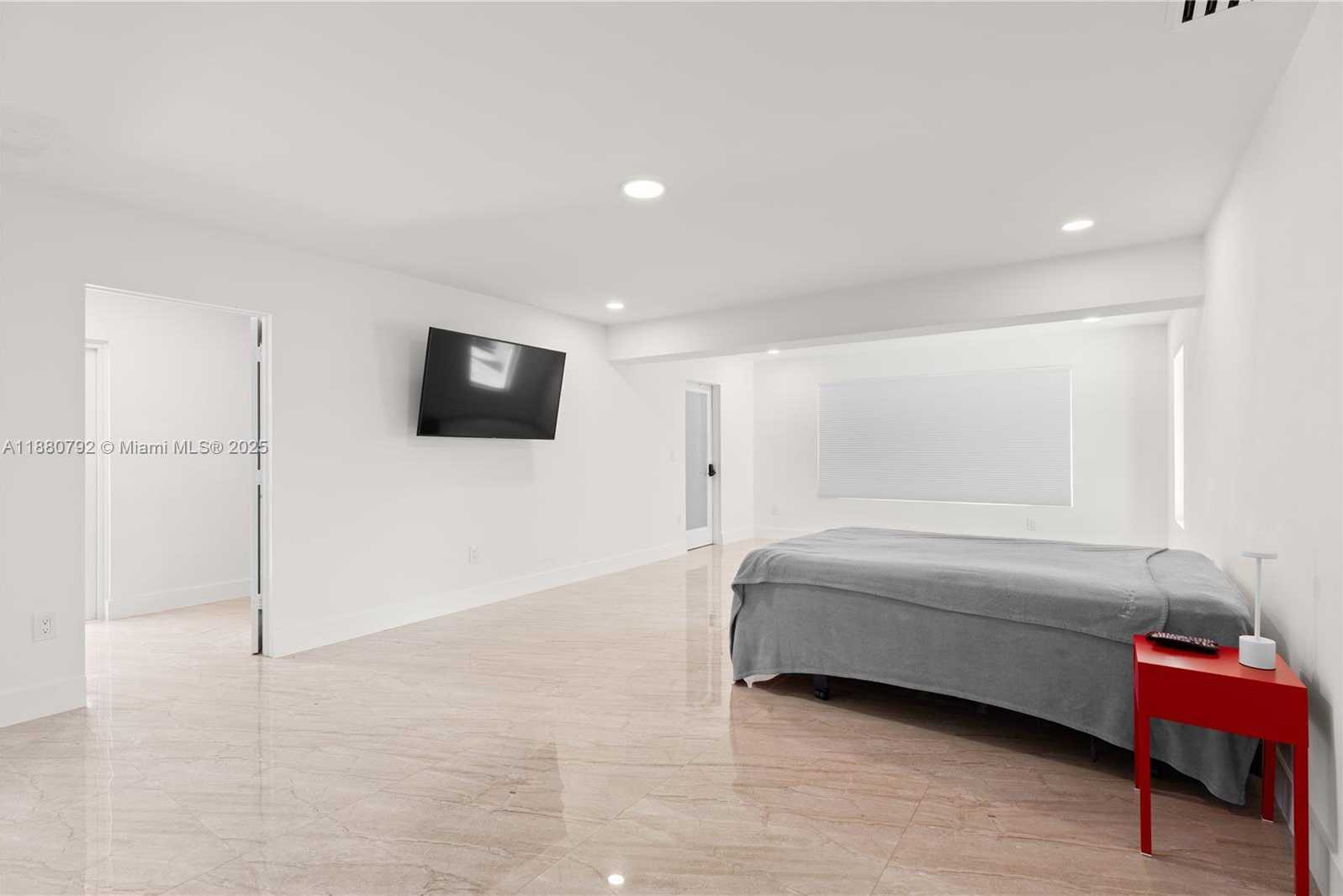 Small Image of 6895 PINEHURST DR, Hialeah Number 14
