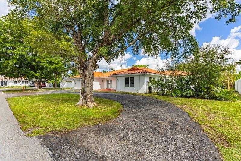 Small Image of 6895 PINEHURST DR, Hialeah Number 18
