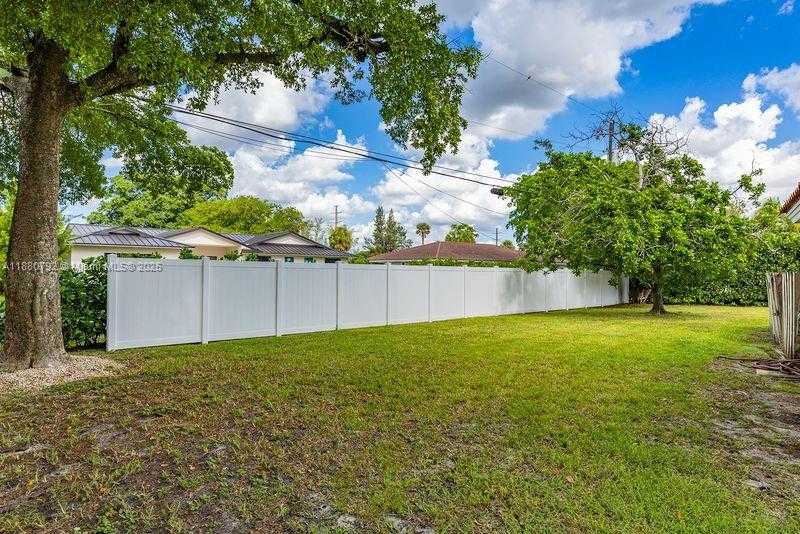 Small Image of 6895 PINEHURST DR, Hialeah Number 2