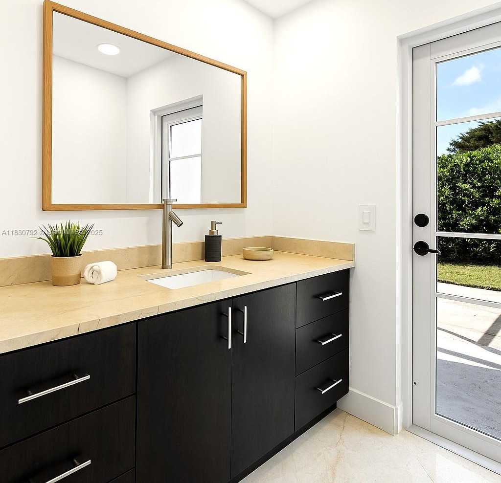 Small Image of 6895 PINEHURST DR, Hialeah Number 25