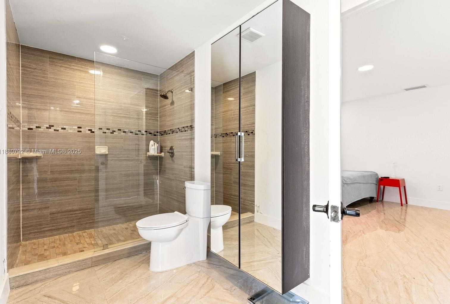 Small Image of 6895 PINEHURST DR, Hialeah Number 26