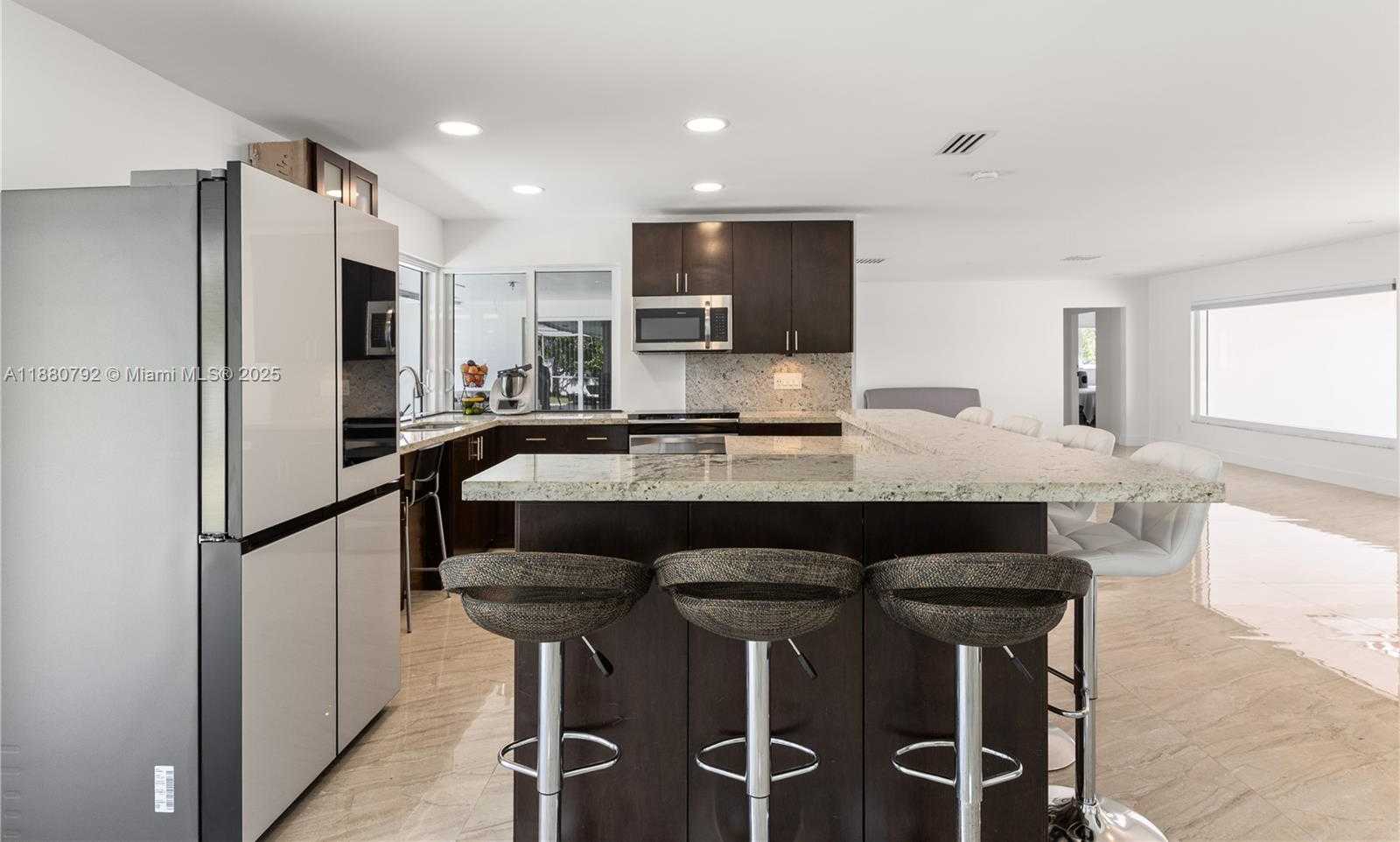Small Image of 6895 PINEHURST DR, Hialeah Number 4