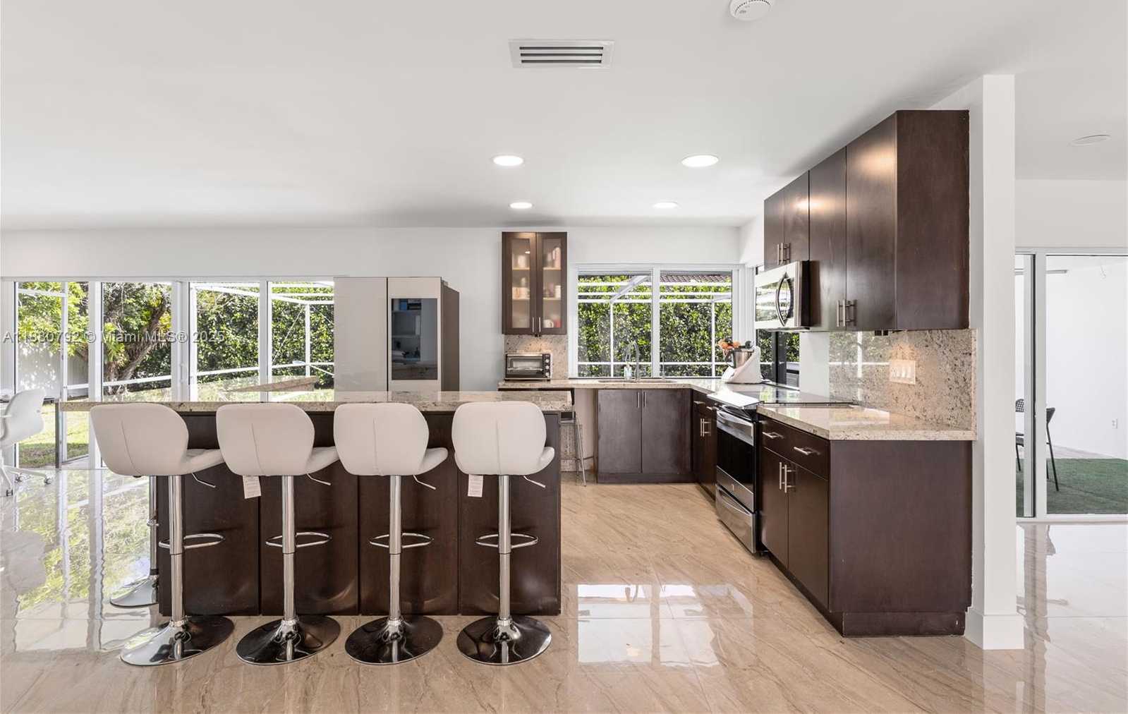 Small Image of 6895 PINEHURST DR, Hialeah Number 5