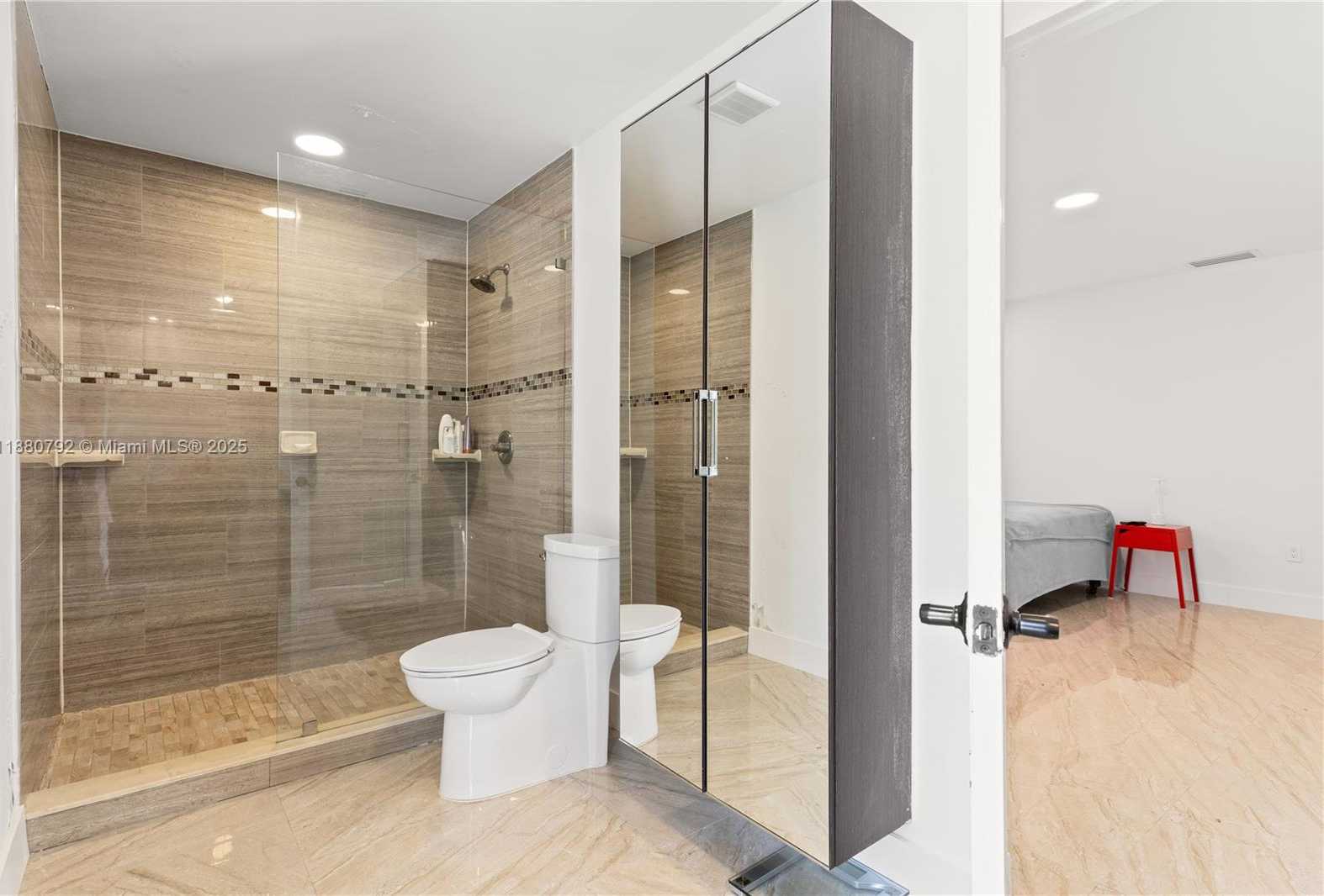 Small Image of 6895 PINEHURST DR, Hialeah Number 6