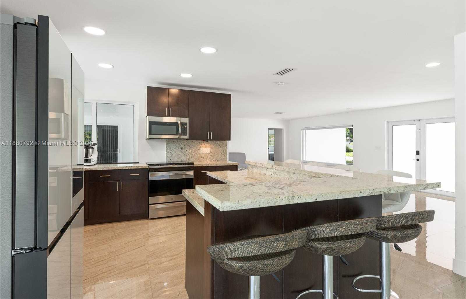 Small Image of 6895 PINEHURST DR, Hialeah Number 7