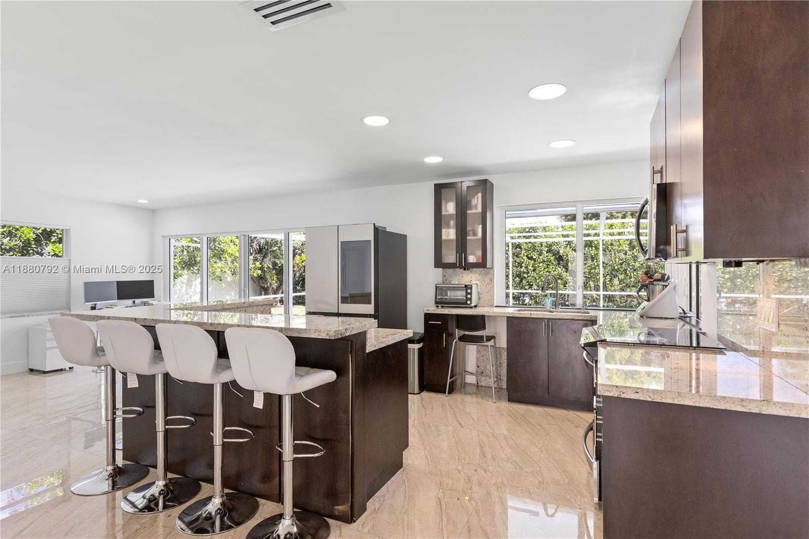 Small Image of 6895 PINEHURST DR, Hialeah Number 9