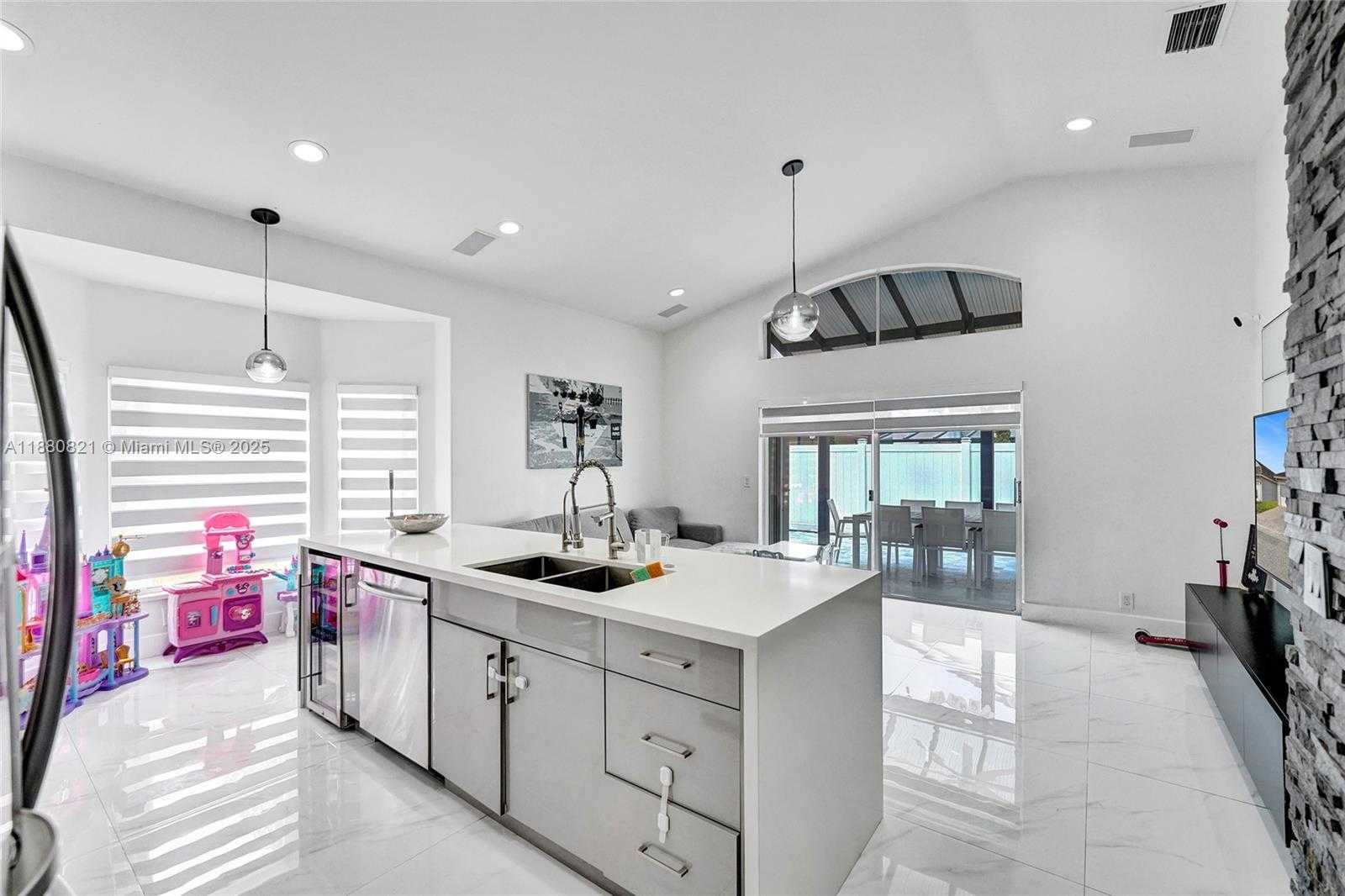 Small Image of 4955 SOUTH WEST 33RD AVE, Hollywood Number 3