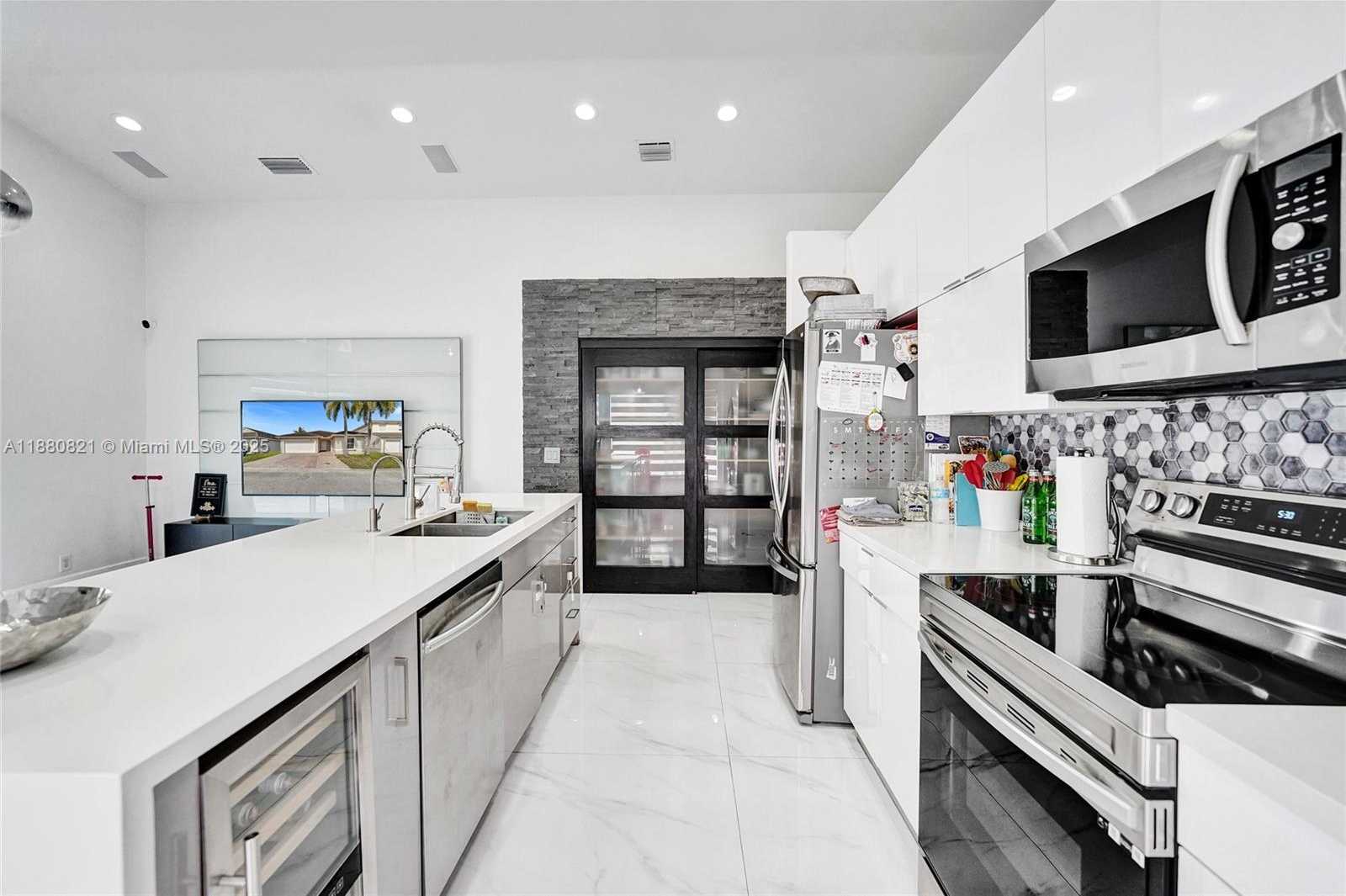 Small Image of 4955 SOUTH WEST 33RD AVE, Hollywood Number 4