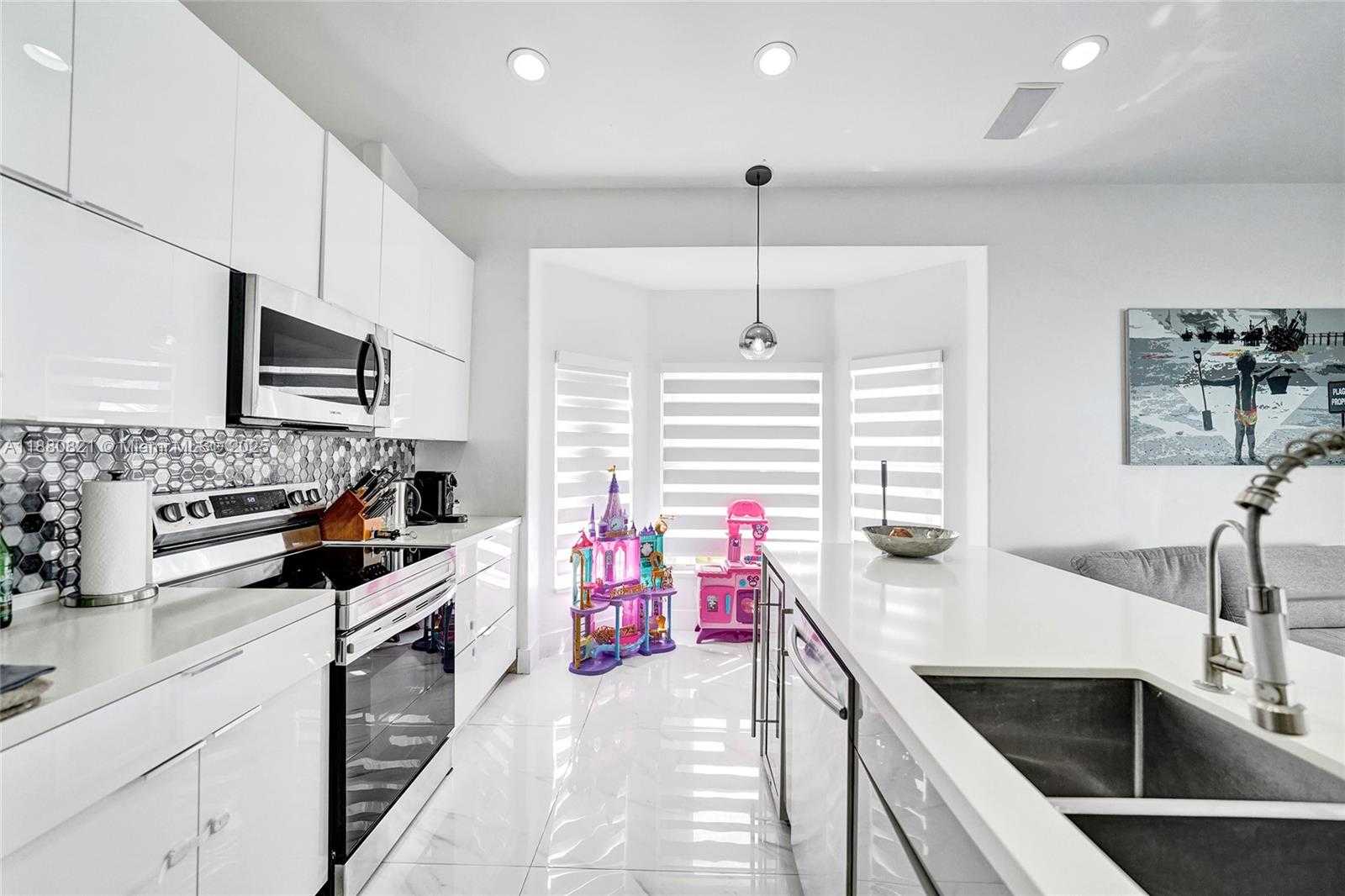 Small Image of 4955 SOUTH WEST 33RD AVE, Hollywood Number 6