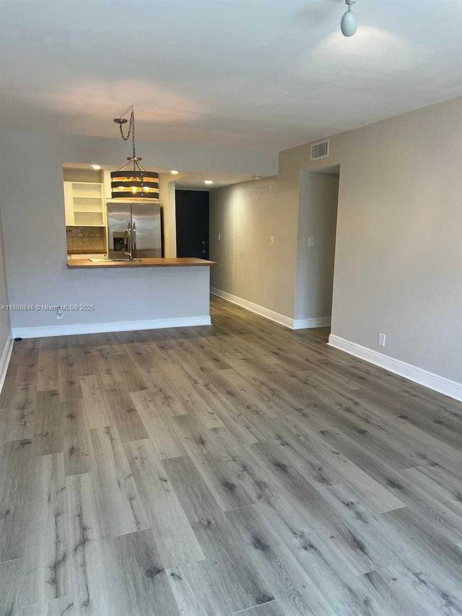 Small Image of 5201 GENEVA WAY #110, Doral Number 11