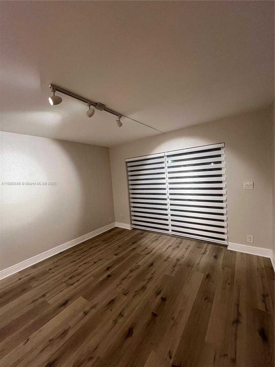 Small Image of 5201 GENEVA WAY #110, Doral Number 13