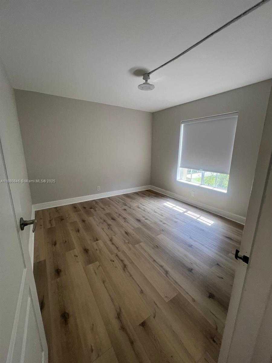 Small Image of 5201 GENEVA WAY #110, Doral Number 19