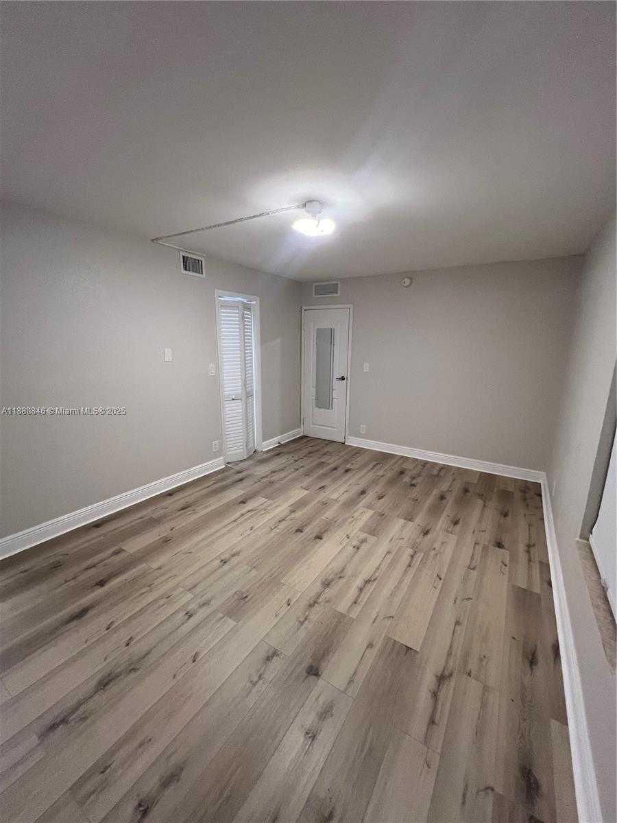 Small Image of 5201 GENEVA WAY #110, Doral Number 22