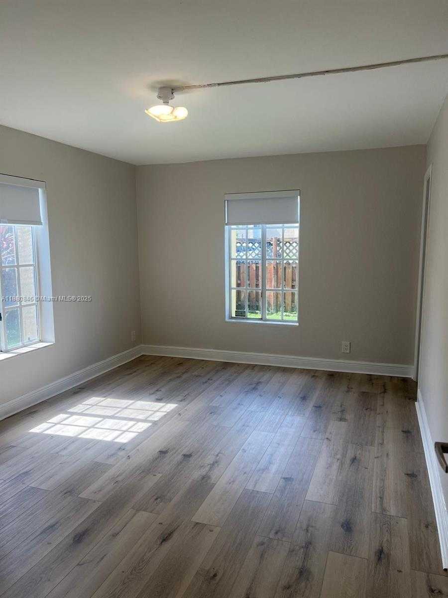 Small Image of 5201 GENEVA WAY #110, Doral Number 25