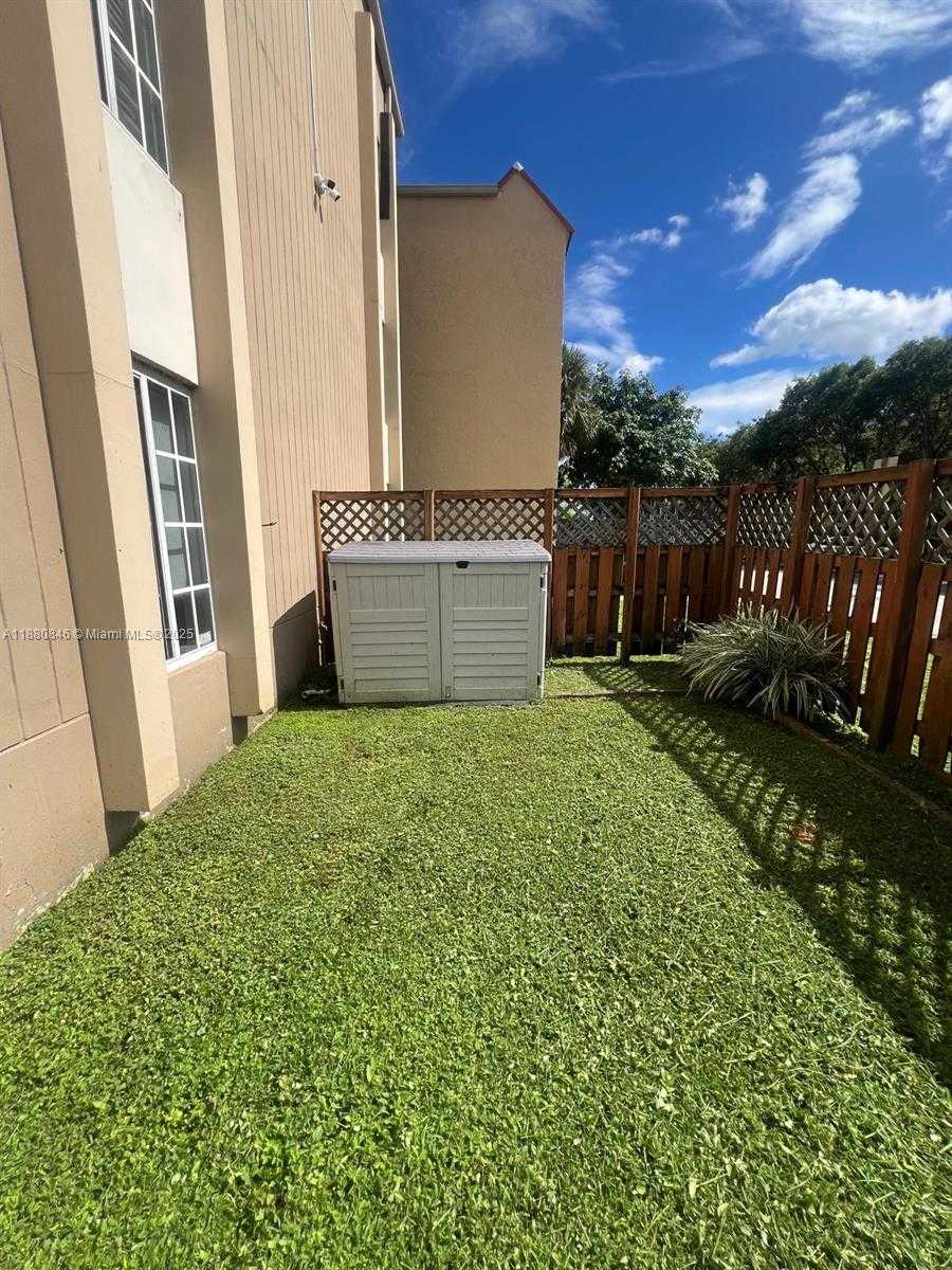 Small Image of 5201 GENEVA WAY #110, Doral Number 27