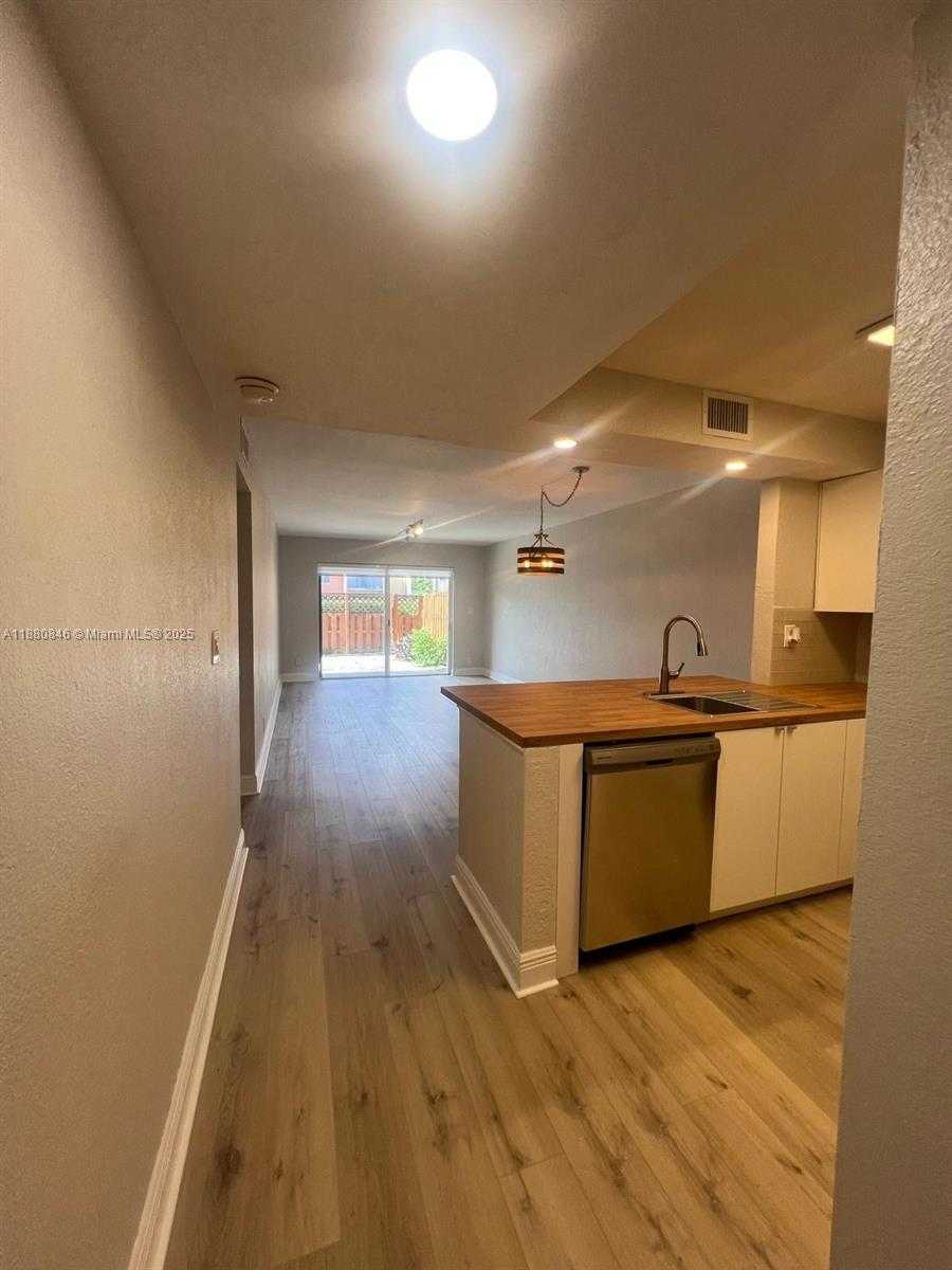 Small Image of 5201 GENEVA WAY #110, Doral Number 3