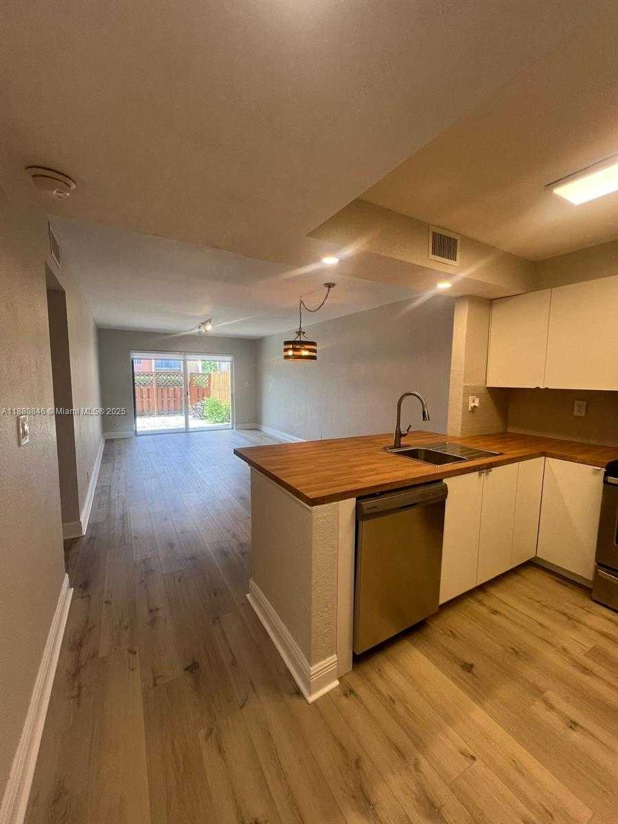 Small Image of 5201 GENEVA WAY #110, Doral Number 4