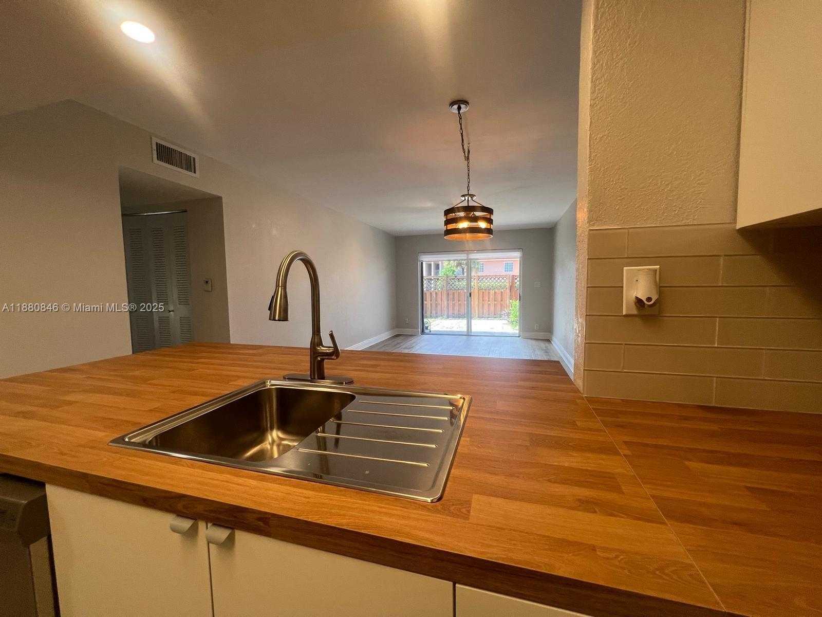 Small Image of 5201 GENEVA WAY #110, Doral Number 5