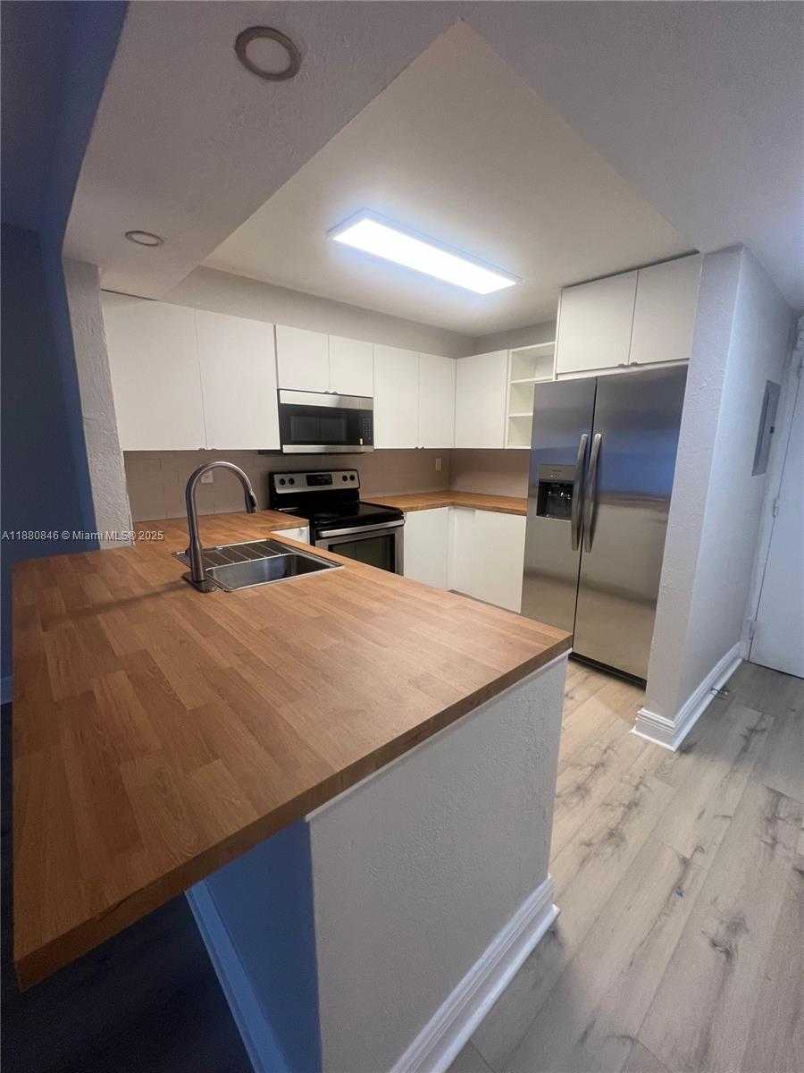Small Image of 5201 GENEVA WAY #110, Doral Number 6