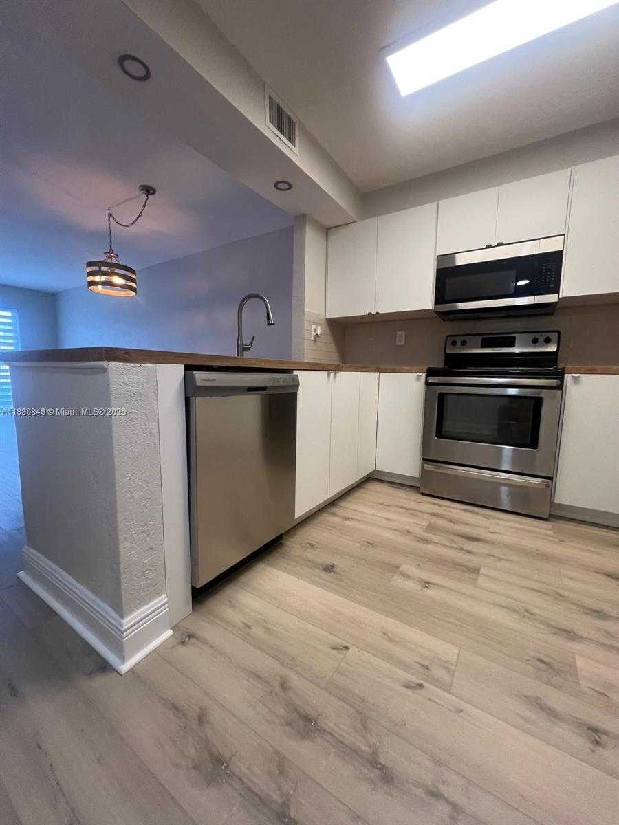 Small Image of 5201 GENEVA WAY #110, Doral Number 7