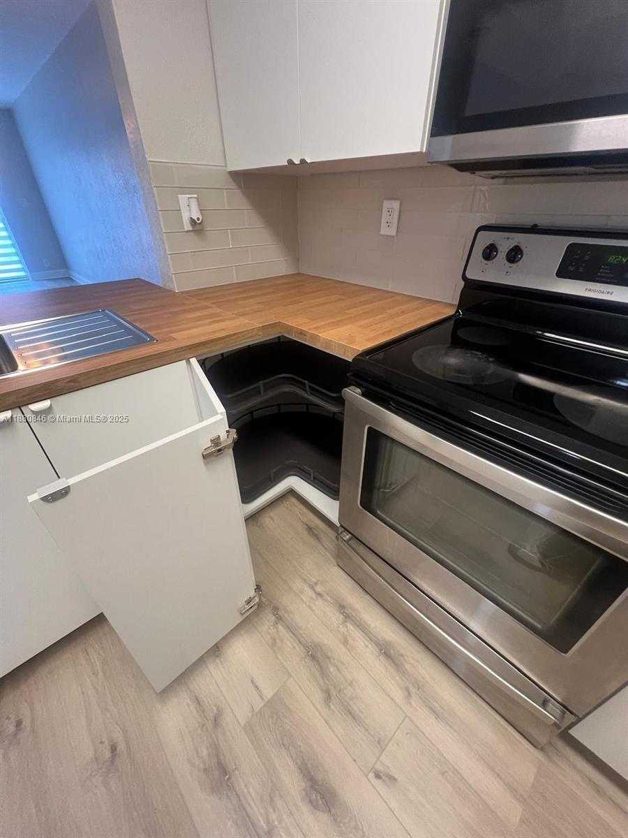 Small Image of 5201 GENEVA WAY #110, Doral Number 8