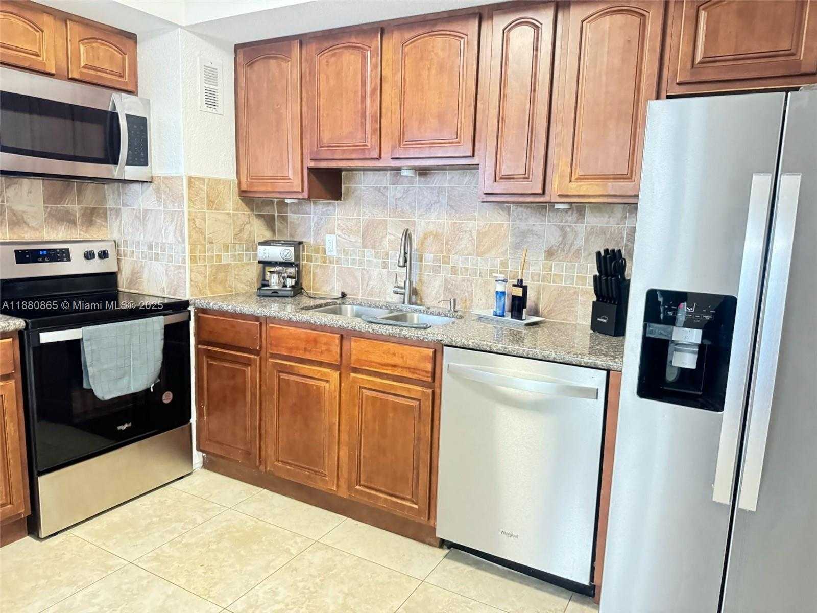 Small Image of 5838 COLLINS AVE #2A, Miami Beach Number 3