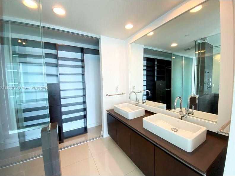 Small Image of 1040 BISCAYNE BLVD #3605, Miami Number 4