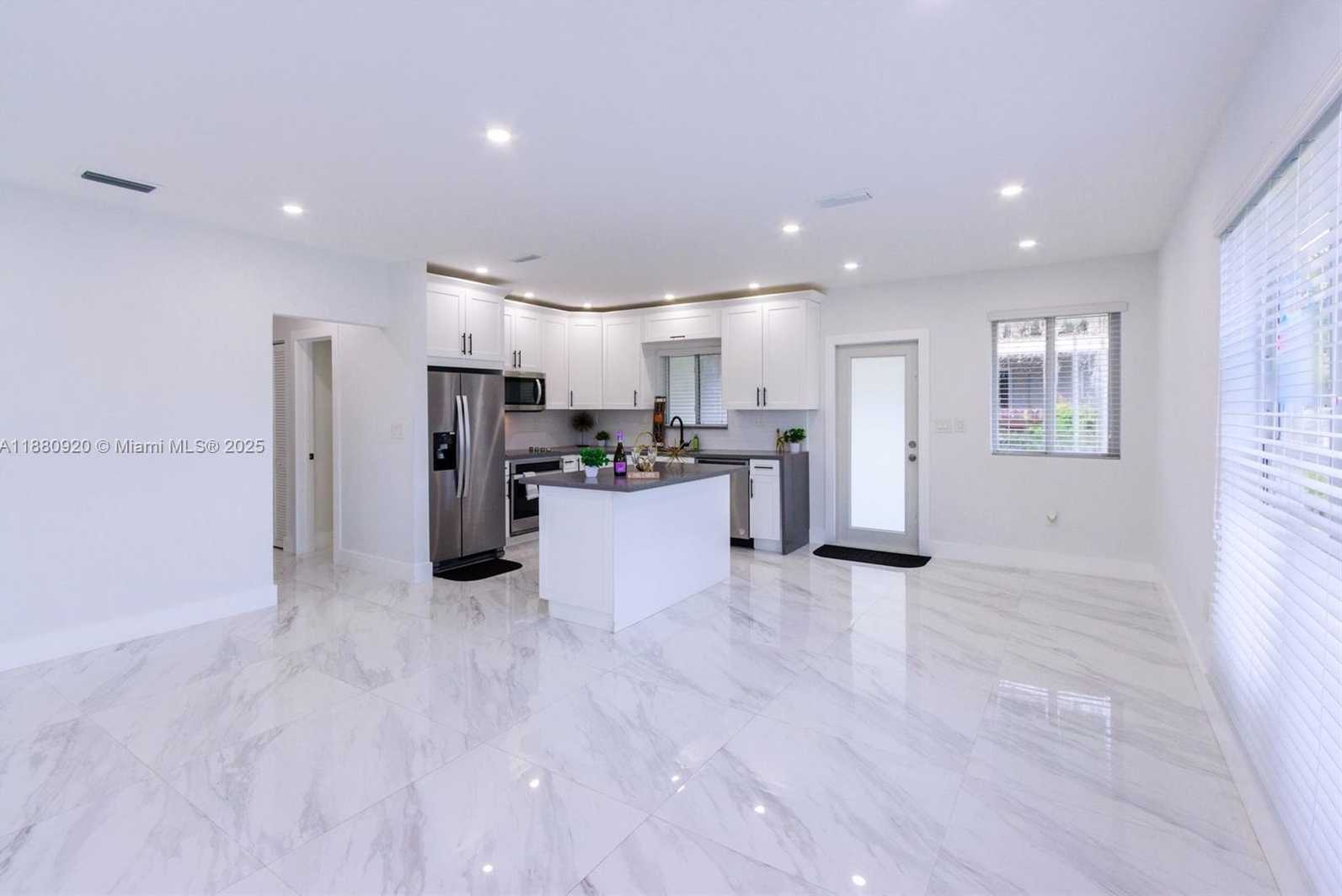 Small Image of 320 NORTH EAST 172ND ST, North Miami Beach Number 4