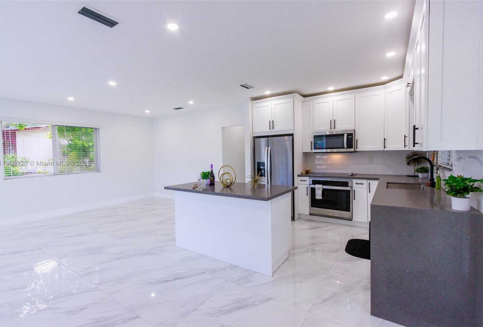 Small Image of 320 NORTH EAST 172ND ST, North Miami Beach Number 5