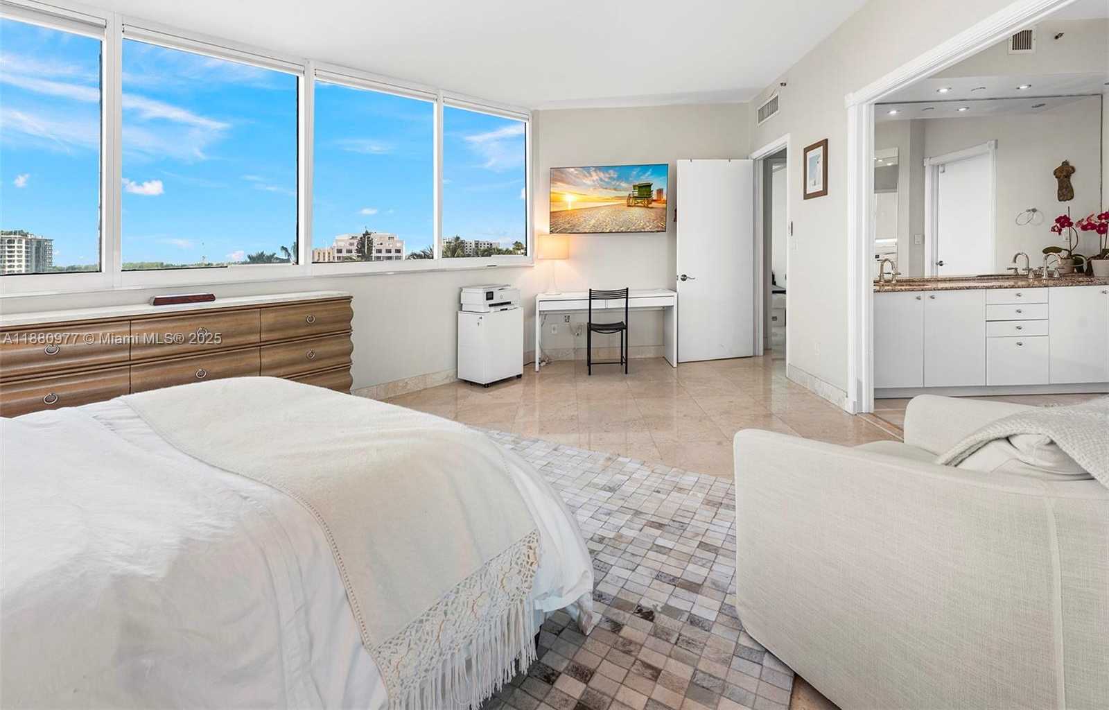 Small Image of 300 SOUTH POINTE DR #504, Miami Beach Number 13