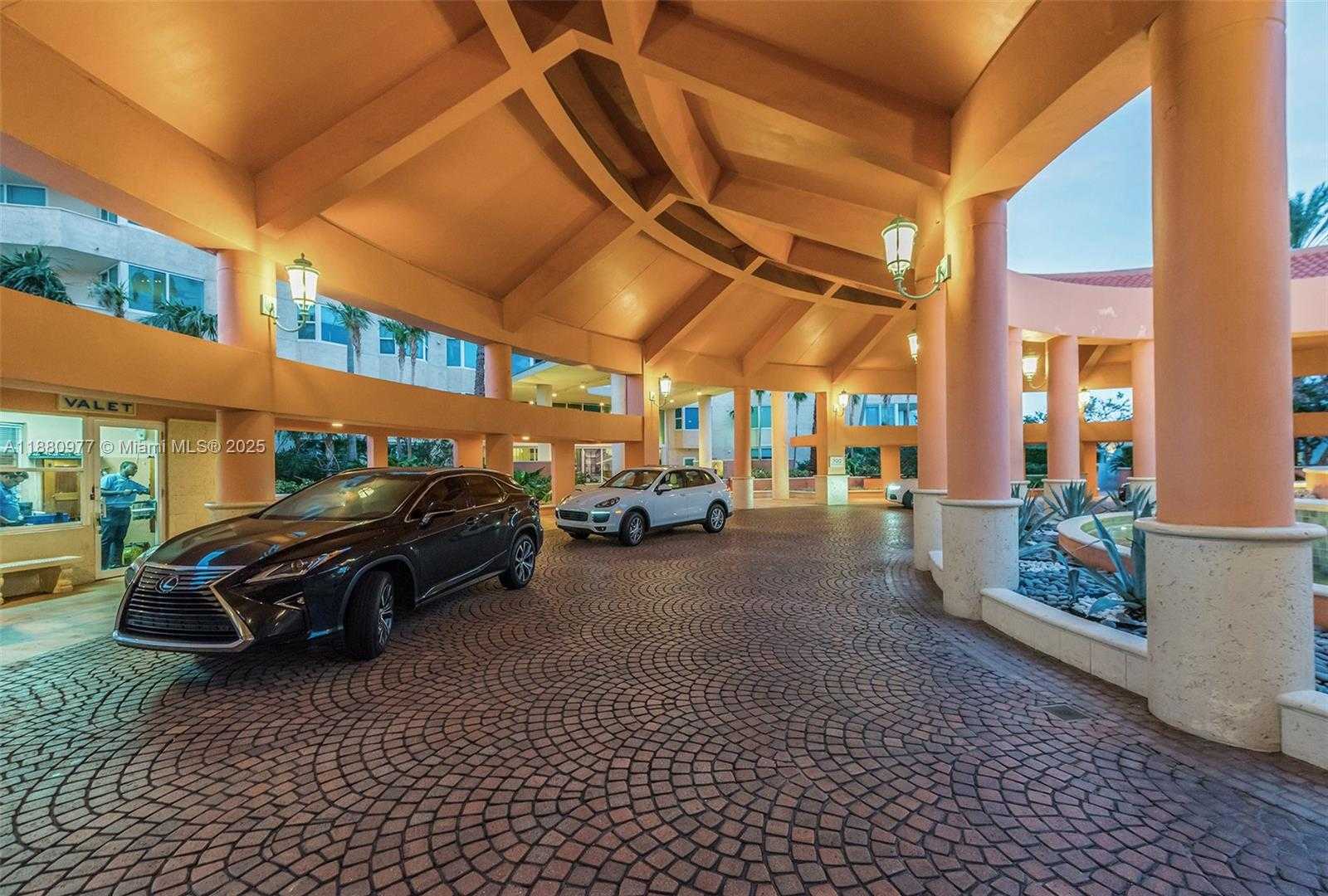 Small Image of 300 SOUTH POINTE DR #504, Miami Beach Number 18