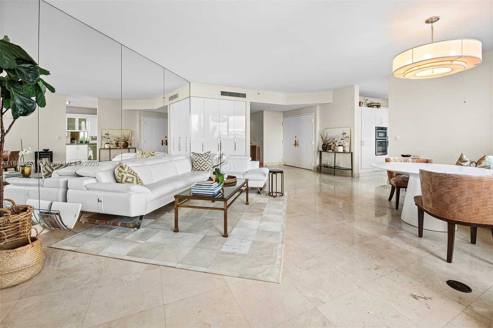 Small Image of 300 SOUTH POINTE DR #504, Miami Beach Number 4